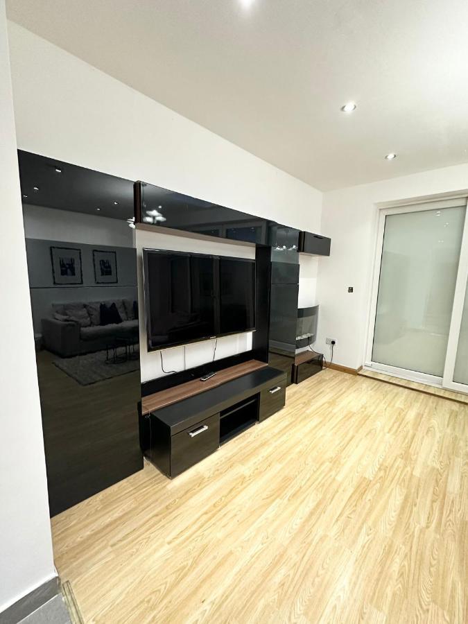 Relaxing In Spacious House * Londra